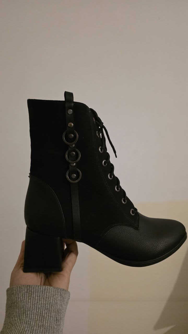 السلام عليكم 
احذية للبيع بسعر الجملة 58 قطعة على 174 الف يعني سعر القطعة 3000 دينار من كل موديل لون و قياسات مشكله نوعية جيدة للتواصل ***********
