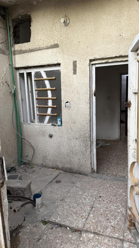 السلام عليكم بيت ىالمساحة 50 م للايجار يحتوي على غرفة صغيرة ومطبخ وحولي درج في منطقه زراعي شهداء البياع خلف سوق رضى للاستفسار ***********
