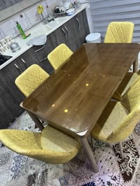 ميز طعام • ٦ كراسي • نظيف