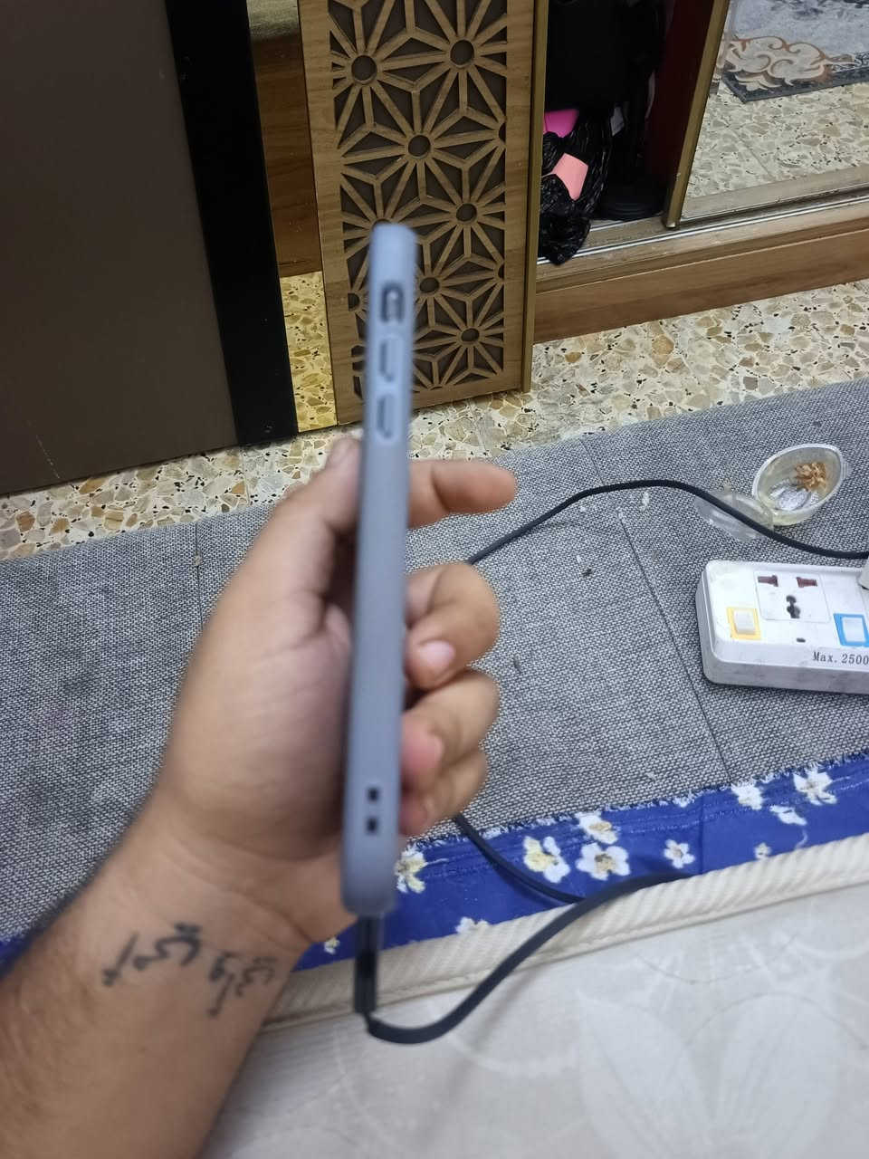 11 برو ماكس مستبدل شاشه اصليه 
بطاريه 72 
فيس ايدي متوقف 
لون نفطي جهاز كلش حلو مرتب 
ومابي اي خلل  السعر 350 
ويا فقط شاحنه مكاني بصره الحيانية
رقم تليفوني *********** واتساب وخط
