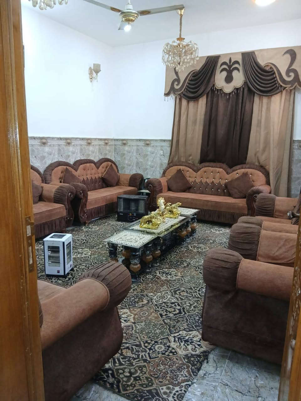 بيت للبيع المساحة 210م كافة الخدمات مقابل مدينة سيد الأوصياء يحتوي على 6 غرف نوم 5 صحيات 2 صالة 2 مطبخ  استقبال يبعد أن الشارع العام  300متر الاستفسار الاتصال ***********
او مراجعة مكتب كنوز الرحمن للعقار
