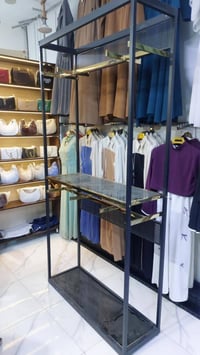 ستاندات ملابس • مستخدمة شهر واحد • توصيل