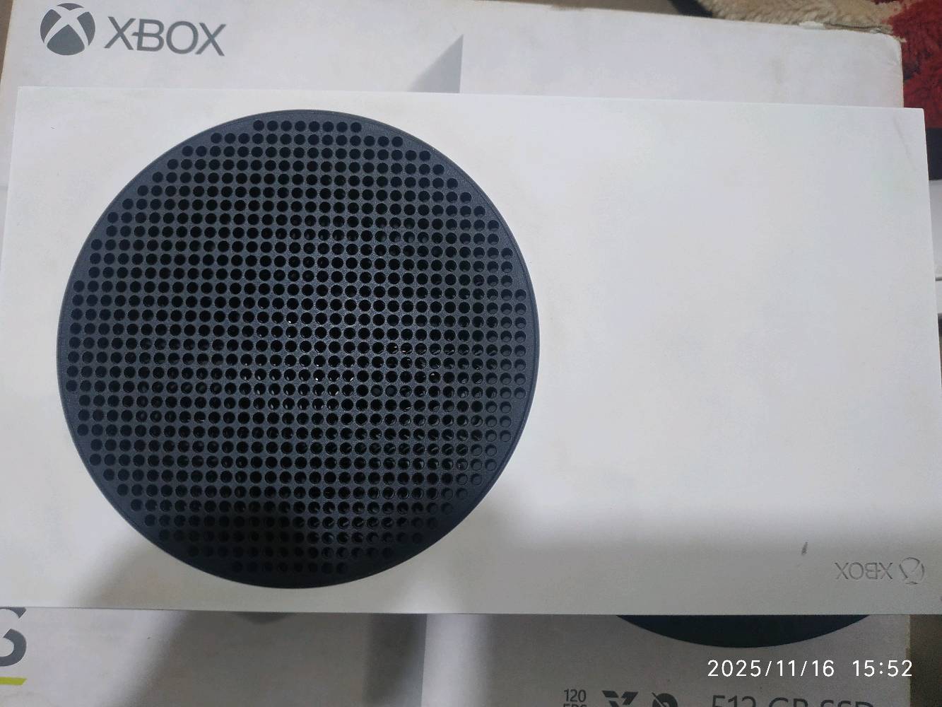 سيريس اس مستعمل بس نضيف كلش واستعمالة قليل هوة و الكارتونة مالتة والجويستك او اليدة مالتة هي الكيم سير الي الكير مالهة مغناطيسي يعني ما تخرب ولا يصير بيهة درفت ويجي وياة اليوبي اس شركة زيوس ويجي وياة سماعة هدية وحتى لعبة GTA5 مشتريها يعني راح تبقى بالجهاز 
مكاني البصرة قضاء المدينة رقمي
***********
سعرة 380 الف وي اليوبي اس 
بدون اليوبي اس 335 وبيه مجال للخوش ولد