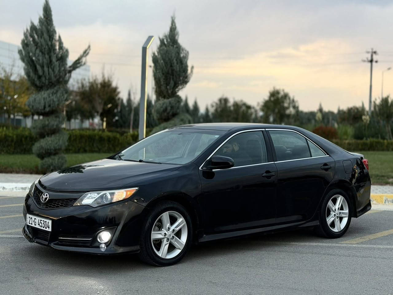 تۆیۆتا کامری 2012 SE ئەمریکی
فول مواسەفات بەس سڵایت و بەسمە نیە
کوشن جڵدو کارەباو  هیتەر
گێڕو مەکینەو تەبریت ساردو گەرم بەشەرت
دووپارچەی بۆیاغ چامڵغ سەکن و بۆنیت کەمێک ناوی گرتووە بێ شانسیو سەرە دەبڵ
لایت لیدو عەدەسە 
ئیکۆو گێڕ لە سوکان و تەحدید سورعە
شاشە ئایپات و کامێرا 
سەنەوی ژینگەو ڕێگاوبان 2030
***********
***********
118 گڵاو مەجالێ کەم
