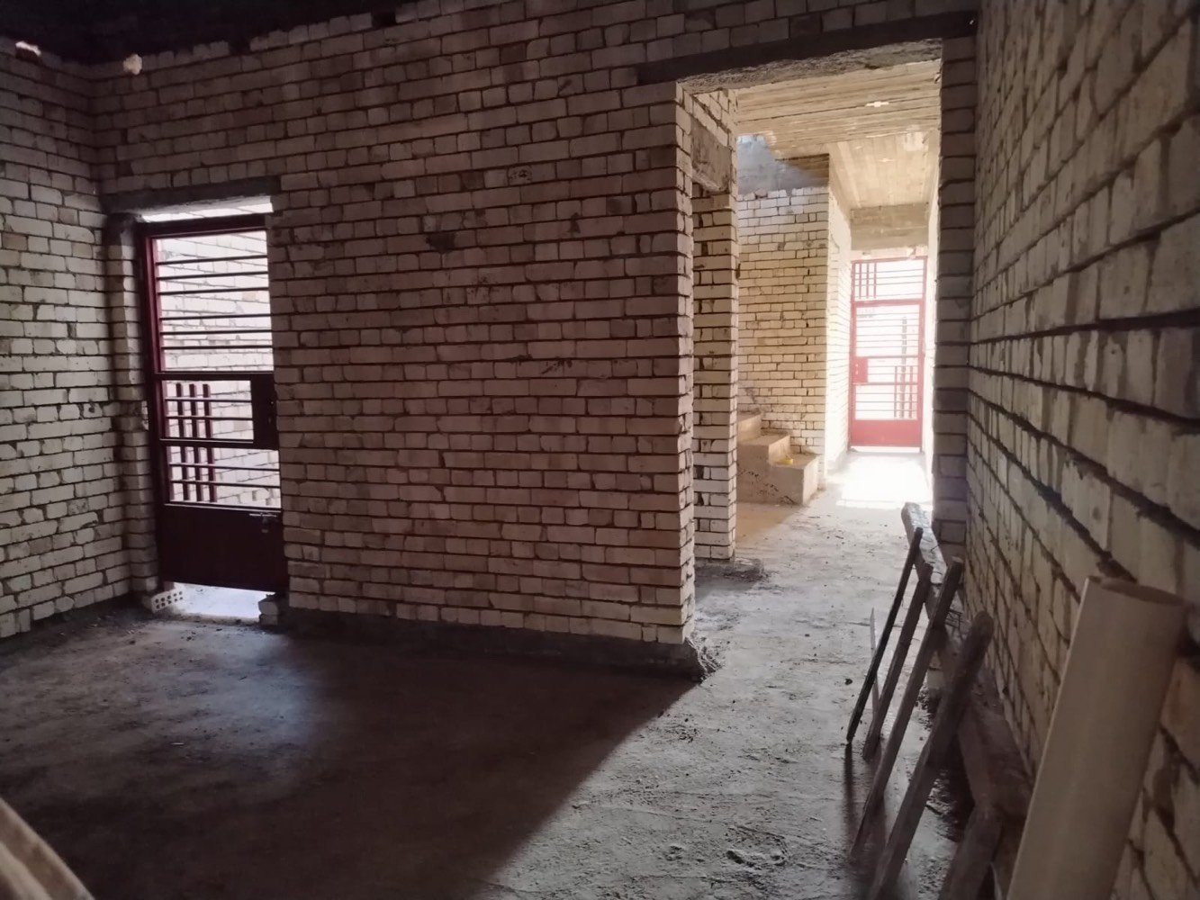 ٨١ متر واجهة ٥ نزال ١٦
البيت مدخلين
٣ غرف نوم كبار
٣ حمامات ٢ داخليات وواحد خارجي
بوب وشبابيك كاملات كل البيت
ارتفاع الرفت ٤٠ سم
البيت رباط داير
فقط البيتونة ممصبوبة
خامس فرع عن الشارع العام
المجمع مي اسالة مو من الشط
مجمع النسور الثالث مقابيل العدل تابع لشركة القلعة البيظاء