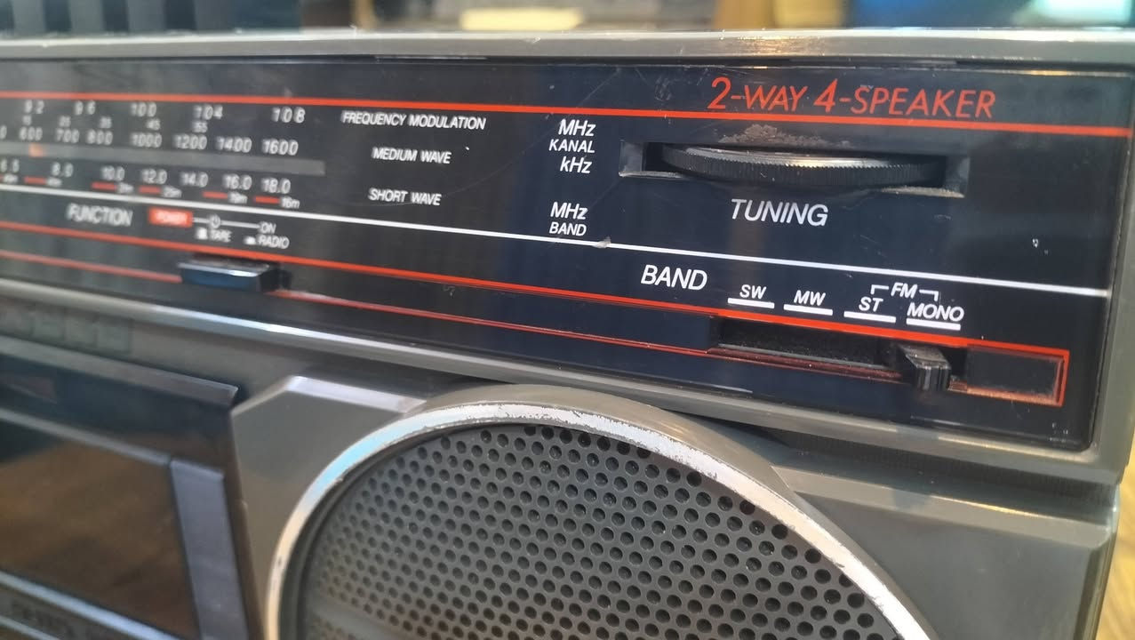 راديو ومسجل شارب انتاج الثمانينات، اربع موجات مع FM.
سحب ممتاز للمحطات الإذاعية وصوت واضح كما مبين في الفيديو.
يعمل بطاريات وكهرباء.
المكان بغداد ويوجد توصيل للمحافظات كافة.
اي استفسار التفضل على الخاص لطفاً.


**إذا كنت صاحب هذا الإعلان وتريد حذفه لأي سبب، رجاءا أرسل رسالة إلى الدعم الفني**
