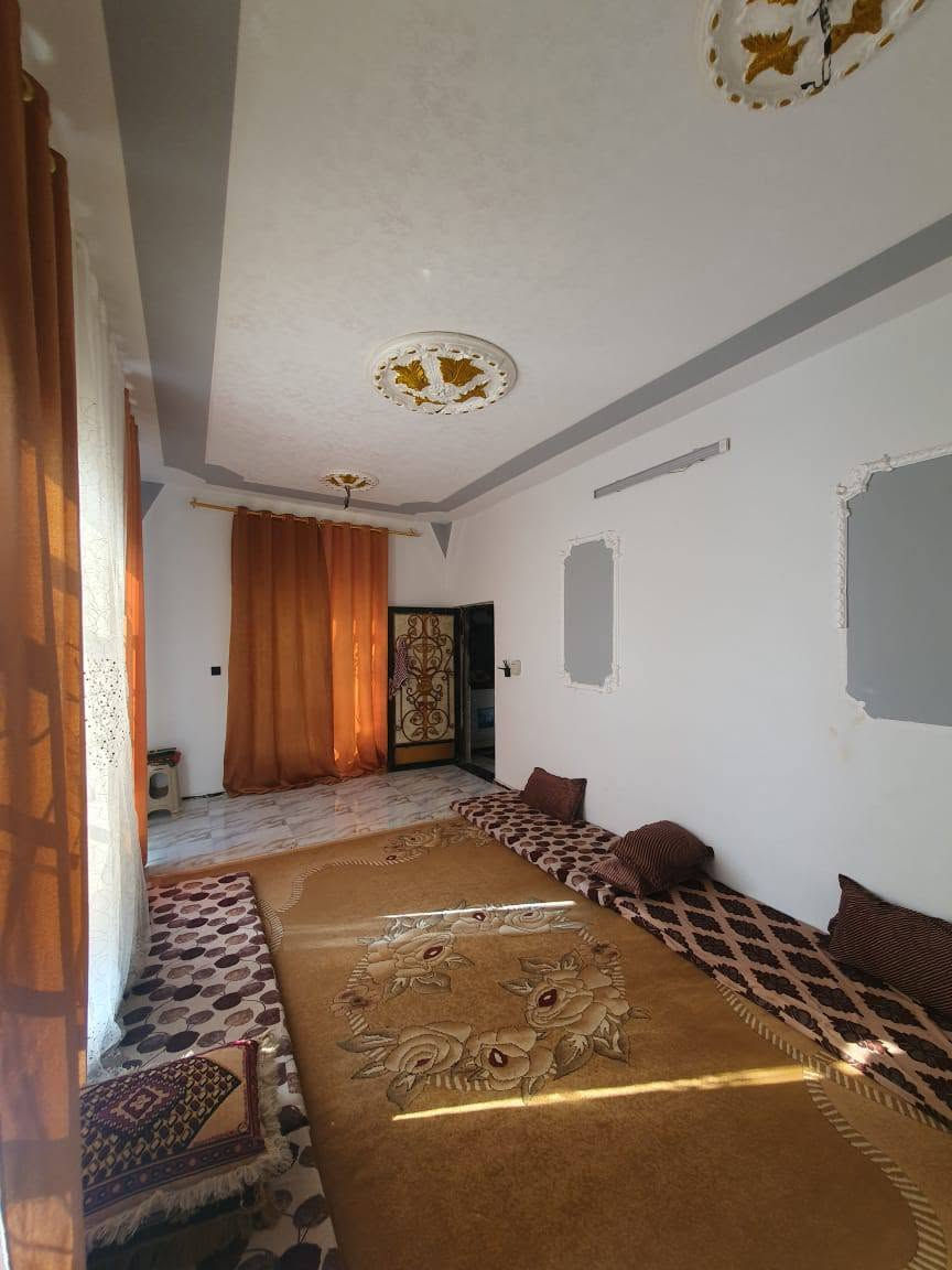 🏡 بيت للبيع - الفلوجة / الشهابي الاولى 🏡
📍 الموقع: الشهابي الاولى - يم المستوصف والمدارس
📐 المساحة الكلية: +700 متر 
📏 الواجهة: 18 متر | النزال: 48 متر
📏 الواجهة الخلفية: 11 متر
🛣️ الشارع الرئيسي: 13 متر | جانبي 9م | خلفي 9م

🏠 المواصفات:
- بيت ديوان + حديقة تابعة للديوان
- 2 دار مستقل 
- حديقة تابعة للدار الرئيسي
- 3 غرف نوم + غرفة ضيوف نساء + صالة + مطبخ + حولي
- كراج سيارة

📄 جنس العقار: طابو زراعي + وصل تطويب + وصل ماء + كهرباء

المميزات: مساحة كبيرة، موقع حيوي يم الخدمات
للتواصل مراسلة الصفحه 

البيع مباشر والمرتسم والصور على الطبيعة 👇


**إذا كنت صاحب هذا الإعلان وتريد حذفه لأي سبب، رجاءا أرسل رسالة إلى الدعم الفني**