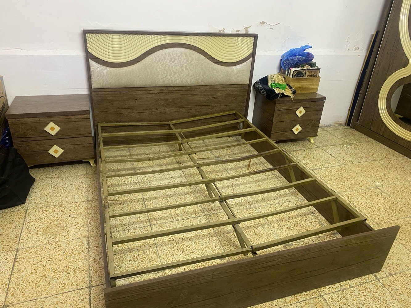 غرفه تركيه للبيع كنتور وميز تواليت نقص بس مجرتين وديلابات ثنين للبيع قيم وتدلل مكاني بغداد العبيدي 