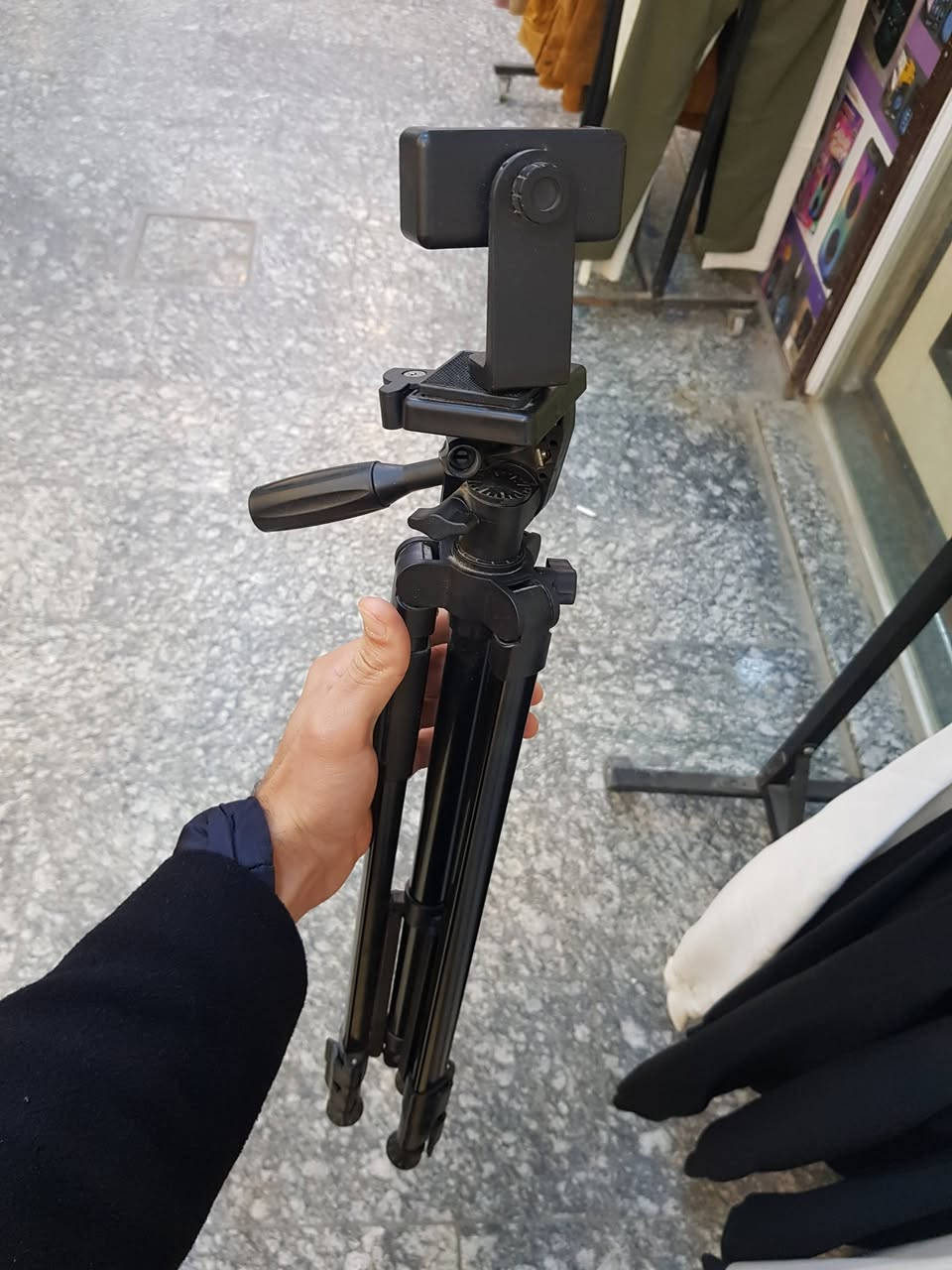 📱 حامل موبايل للتصوير (Tripod) بحالة ممتازة
المميزات:
• مناسب لتصوير الفيديو والصور والبث المباشر.
• قابل لتعديل الارتفاع (تقصير وتطويل الأرجل).
• رأس متحرك يلف يمين ويسار وفوق وتحت لزوايا تصوير مختلفة.
• حامل خاص للموبايل يثبت الهاتف بإحكام.
• يحتوي على ميزان ماء لضبط الكاميرا بشكل مستقيم.
• خفيف الوزن وسهل الحمل والتنقل.
• قابل للطي والتخزين بسهولة.
• مناسب لليوتيوب، التيك توك، والتصوير العادي.
💰 السعر: 30,000 الف دينار عراقي وبيه مجال⚠️


**إذا كنت صاحب هذا الإعلان وتريد حذفه لأي سبب، رجاءا أرسل رسالة إلى الدعم الفني**