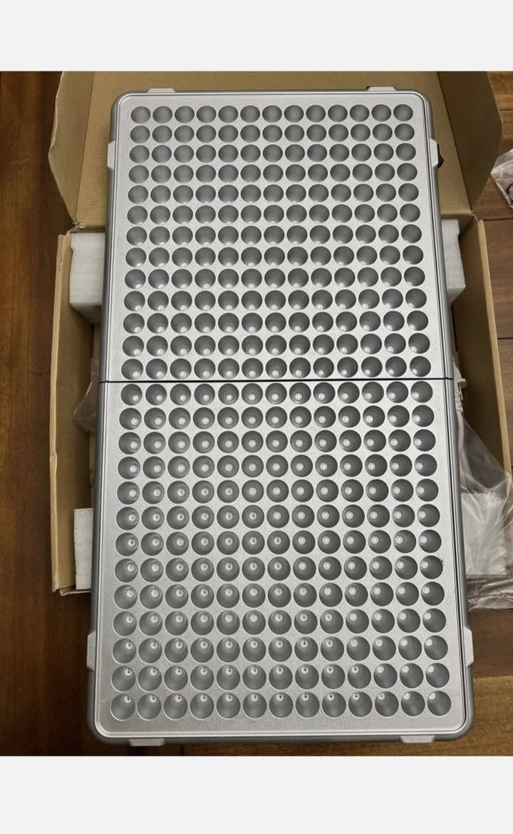 جهاز العلاج بالضوء الأحمر 
 Anyork Red Light Therapy Panel
القابل للطي للعلاج بالضوء الأحمر
✨ جهاز Anyork Red Light Therapy الأصلي ✨ تصميم قابل للطي وسهل التخزين والنقل ✨ مناسب للاستخدام المنزلي والمهني

✨ ماركة: Anyork ✨ تقنية العلاج بالضوء الأحمر والأشعة تحت الحمراء القريبة ✨ جهاز جديد بحالة ممتازة

المميزات

✅ يساعد على تحسين صحة البشرة ونضارتها
✅ يدعم إنتاج الكولاجين وتقليل ظهور التجاعيد والخطوط الدقيقة
✅ يساعد على استرخاء العضلات بعد الجهد البدني
✅ يدعم الدورة الدموية ويعزز التعافي الطبيعي للجسم
✅ مناسب للاستخدام المنزلي والمهني
✅ تصميم قوي مع عدد كبير من مصابيح LED عالية الكفاءة
✅ تشغيل سهل وآمن

الأطوال الموجية

🔴 الضوء الأحمر: 660 نانومتر (nm)

يركز على البشرة والأنسجة السطحية.

يدعم نضارة البشرة وتجديد الخلايا.

🔴 الأشعة تحت الحمراء القريبة (إن وجدت بالموديل): 850 نانومتر (nm)

تخترق الأنسجة بشكل أعمق.

تساعد في دعم العضلات والمفاصل والتعافي.

لمن يستخدم؟

✔️ للرجال والنساء
✔️ للعناية بالبشرة والوجه
✔️ للرياضيين ودعم استشفاء العضلات
✔️ لمن يعاني من إجهاد العضلات أو المفاصل
✔️ للاستخدام اليومي في المنزل

طريقة الاستخدام

📌 يوجه الضوء نحو المنطقة المطلوبة لمدة 10-20 دقيقة تقريباً حسب الحاجة. 📌 يفضل الاستخدام المنتظم للحصول على أفضل النتائج.

🔥 جهاز احترافي للعلاج بالضوء الأحمر من Anyork، مناسب للوجه والجسم، جودة عالية وأداء ممتاز بسعر مميز.

📞 للاستفسار أو الطلب راسلني على الخاص.


**إذا كنت صاحب هذا الإعلان وتريد حذفه لأي سبب، رجاءا أرسل رسالة إلى الدعم الفني**