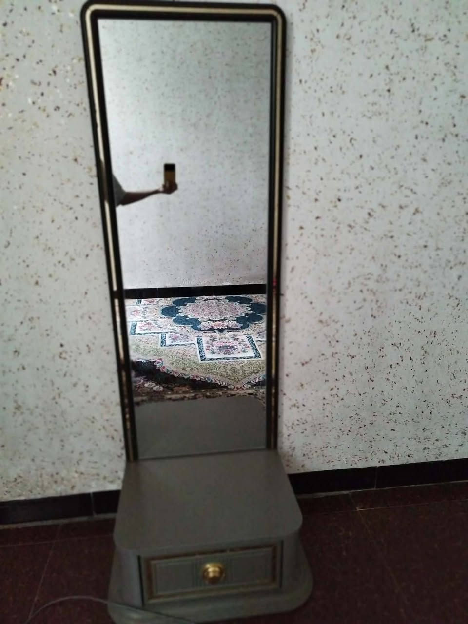 السلام عليكم ورحمة الله وبركاتة  عندي غرفه نوم للبيع تكمـه تركيه نضيفه مثل ماوضحلكم بالفيديو والصور اني الغرفه تحتوي على 10 قطع للاستفسار عالسعر الاتصال على الرقم ***********
