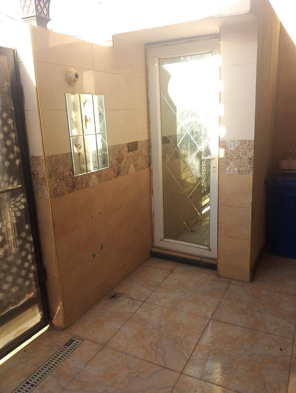 سلام عليكم عندي بيت للبيع زراعي
منطقه سكينه مساحه 100
اقرار 25
طابق ونص حديث  قرب مخبز الساعدي 
مقاطعه 9/2
اي استفسار ***********
