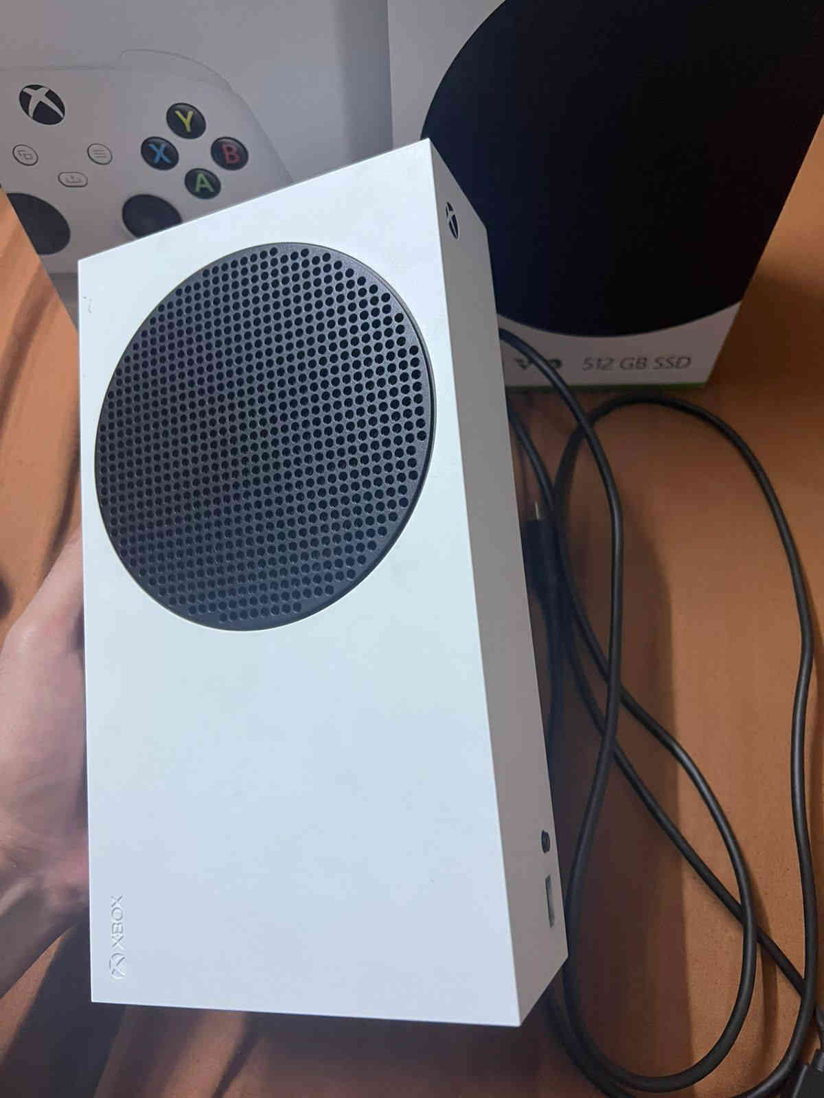 السلام عليكم شباب
جهاز اكس بوكس سيريس نظافه ٩٩٪؜. استخدام. قليل.  جداً شهر او اقل. بس هوه مشتري من ثلاث اشهر.   السعر ٤٠٠  + وياه هديه بطاريتين. وشاحنه كامله الهم. الجهاز ممفتوح وياه ايضاً حساب. وبي العاب.  كامل

للتواصل واتساب فقط ***********
