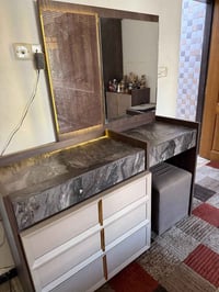 الغرفة مامستخدمة مشدودة بس مامستخدمة بيها انارة بالكنتور  والسرير  وال...