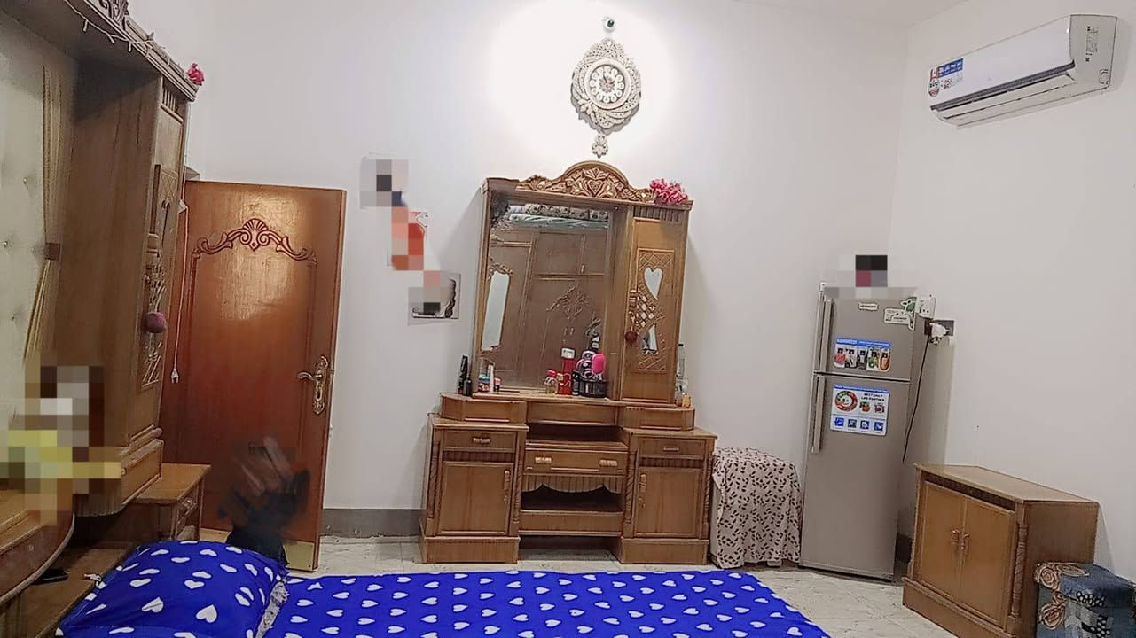 السلام عليكم دار للبيع
مساحه البيت 525 
يحتوي على غرفتين نوم 5/6 يحتوي على هول 10/4 يحتوي على استقبال 4/6 ومطبخ 5/5 صحيات داخليه وخارجيه حديقه وكراج سياره ويحتوي مع البيت قطعه ارض مساحه 1500 يباع البيت مع القطعه أو بدون العنوان بابل حله ورديه داخل قرب الناضم  للاستفسار ***********
