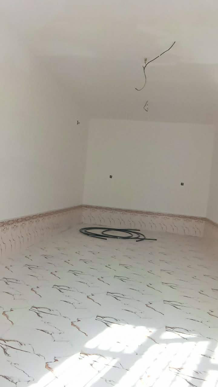 المساحه 200 بصف الركن كهرباء مي بدون ماطور يصعد للتانكي كلش منطقه حلوه وقريبه وبيها خدمات الماء وكهرباء ومجاري ثلاث غرف هول كبير 6+7 استقبال 8 + مطبخ 6+4 مدخل ثلاث أمتار حمامات ثلاث واحد داخلي والغرف كبار ثنين وحده صغيره مال اطفال
بين النهرين قرب جسر الهولندي يم السيطرة مال السجن الصلاحي
*********** ... السعر 75
