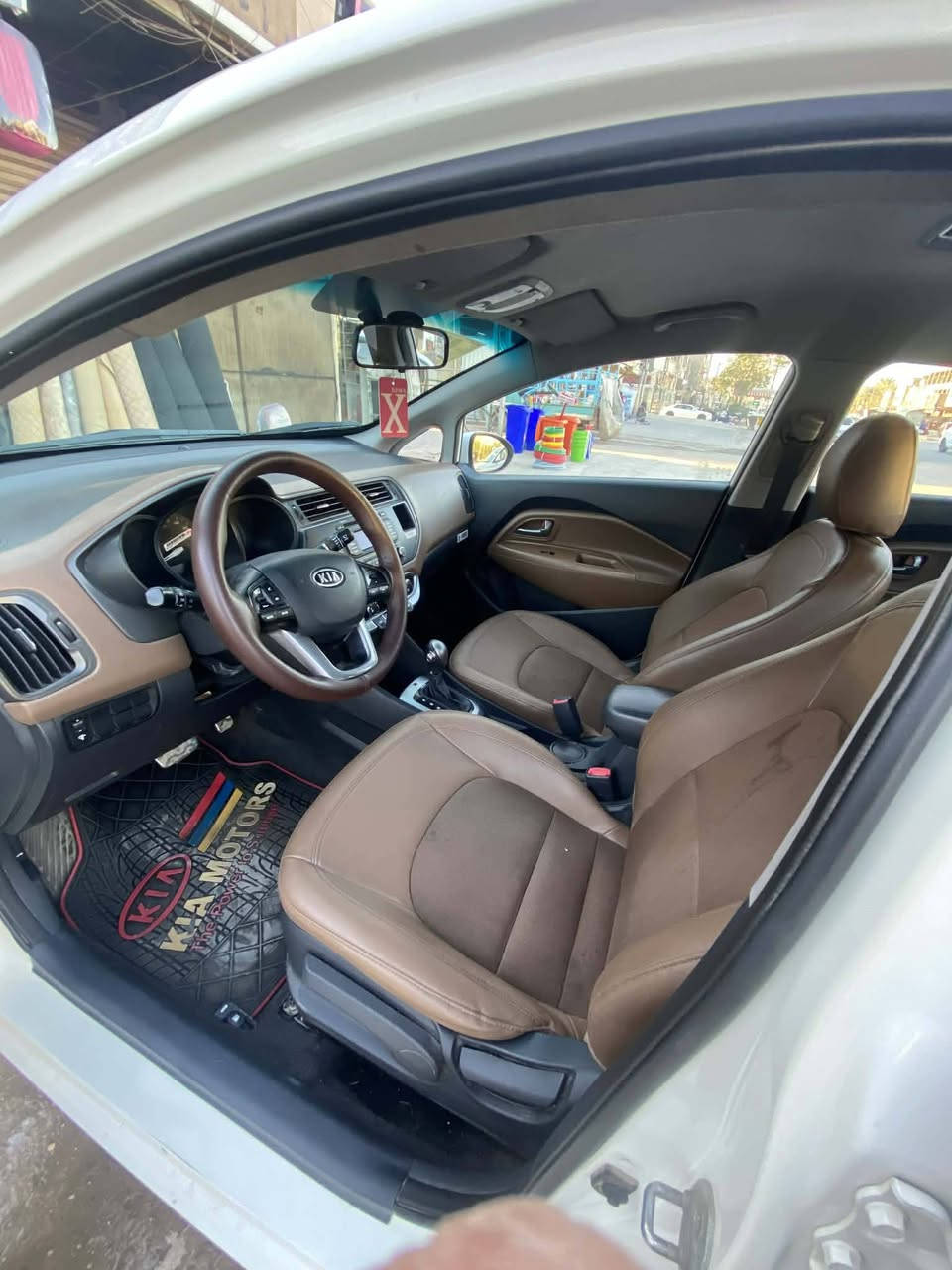 السلام عليكم كيا ريو 2012 خليجيه فول ماعدا البصمه والفتحه ماشيه 95 كير ومحرك جديده على الوضع الشركه مكينه 1600 دكشن عالي مري شفط حساسات خلفيه بك لايت لد الداخل جلد قرميدي بلادي باسمي رقم بغداد السعر 88 وبيها مجال بسيط مكاني بغداد الدوره هوررجب *********** *********** السونار موجود داخل المنشور موضح بالتفاصيل
