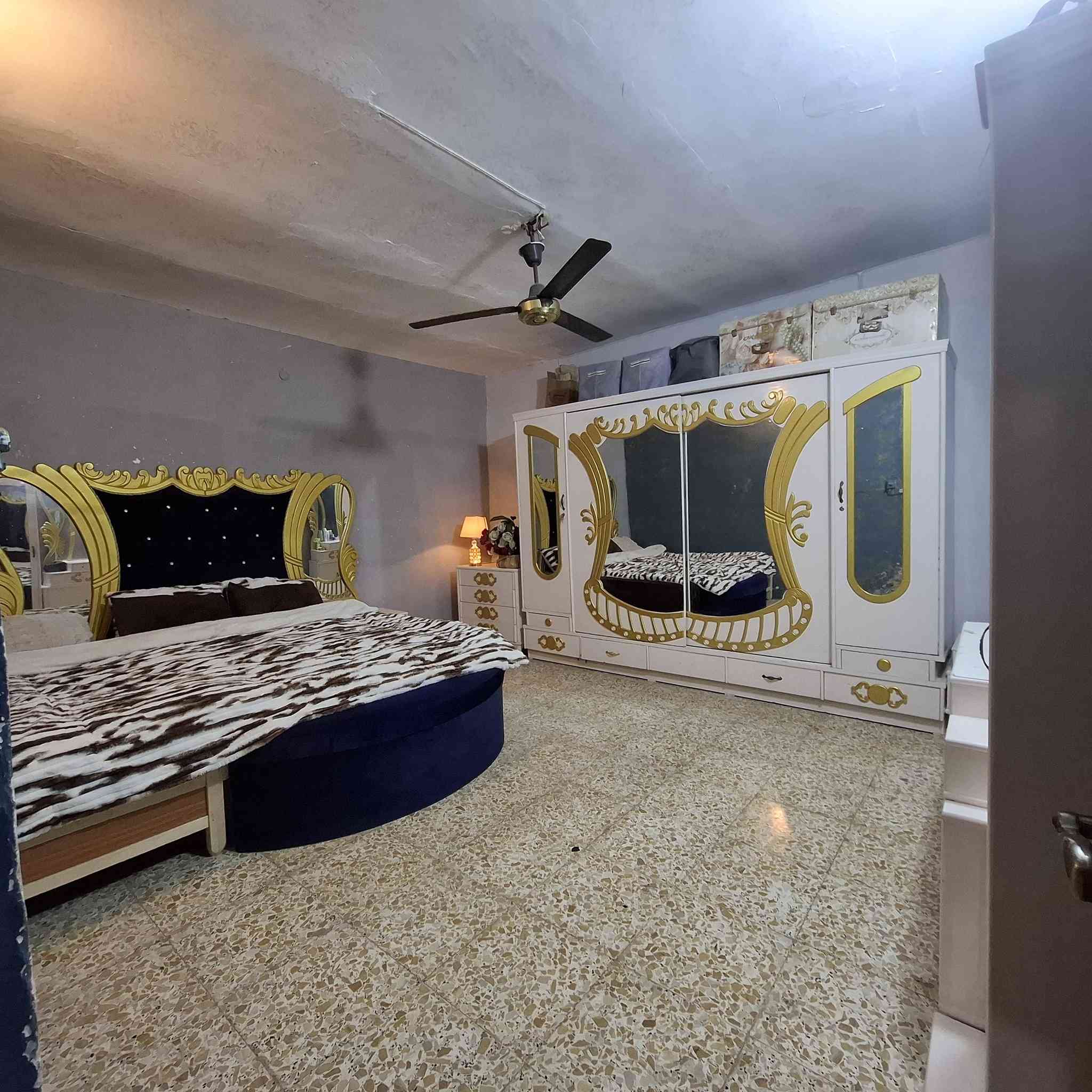 بيت للبيع ٢٠٠ متر 
طابق واحد بناء قديم (عكادة )
الموقع  الحسينية محلة ٢٠٩ قرب السوق الكبير ( الفرع الصغير مقابل البانزين خانة ) 
للإستفسار الاتصال او المراسلة ع الواتساب  على الرقم  ***********
