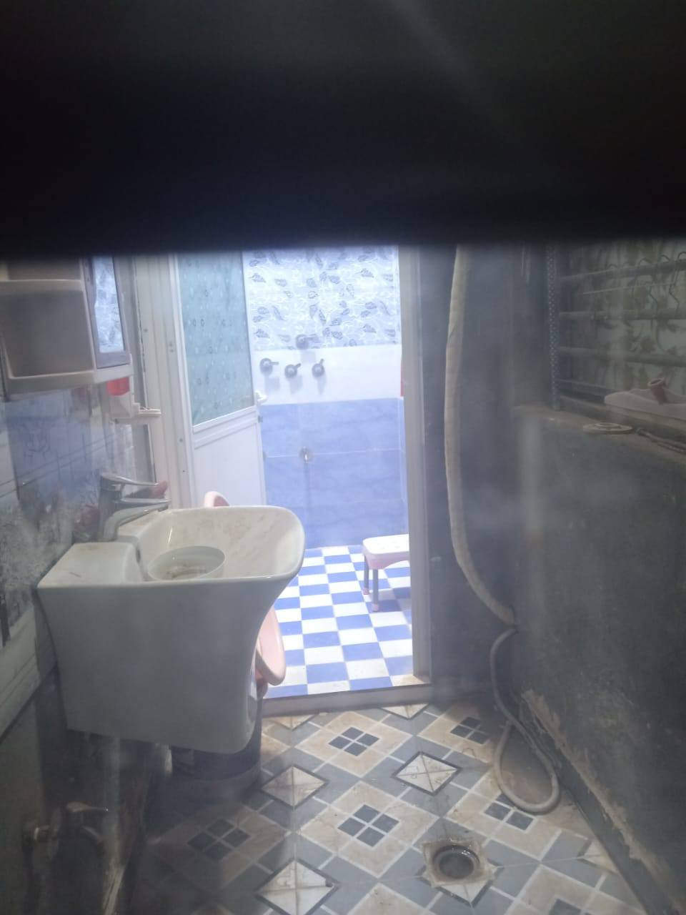 بيت زراعي مساحه 120متر بناء طابوق صب ساقط كونكريت  البيت يتكون كراج واستقبال ومطبخ وصاله وغرفه صحيات داخليه وخارجيه
ومنور وسطح شتايگر المكان ال ابو فياض شارع حسينية علي الاكبر ع .عرض الشارع 8متر سبيس صافي ماكو جار مقابيلك وكافة الخدمات ماي كهرباء مجاري 
***********
