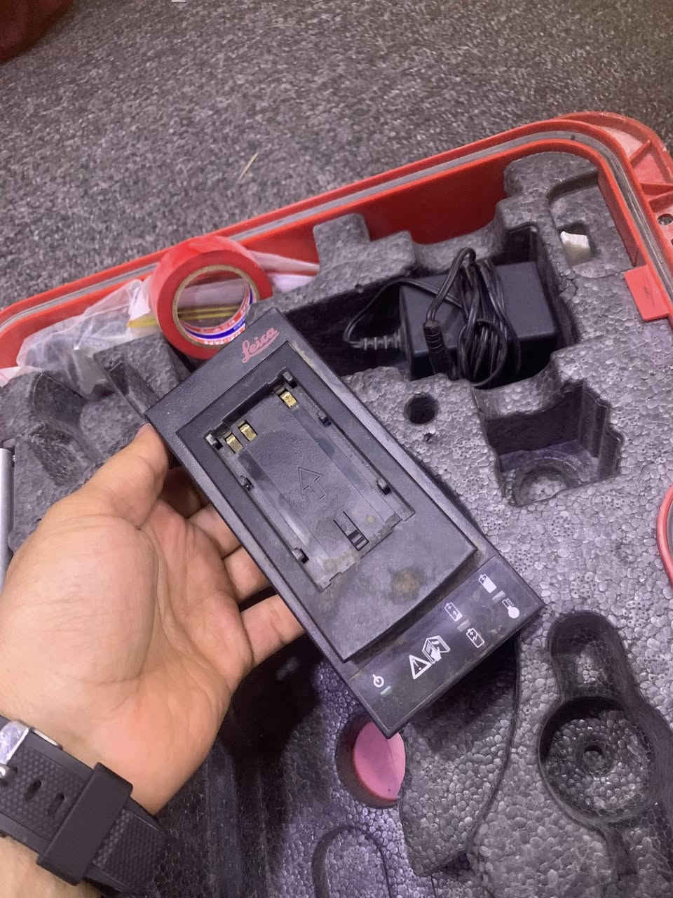 للبيع
جهاز Total Station Leica TS02 (7′′ Display)
 جهاز أصلي من شركة Leica Geosystems (سويسرا)
 موديل: TS02 – شاشة 7 إنش
 حالة الجهاز: مستعمل بحالة جيدة
 دقة عالية ومناسب للمساحة، البناء، الطرق، المشاريع الهندسية
 يقيس المسافات والزايا بحساب الإحداثيات
 مناسب للمسّاحين والمهندسين والمقاولين
 يشمل: الجهاز + البطارية + الشنطة (يشمل عاكس  مع كامل للملحقات 
حالة الجهاز شغال وجاهز للاستخدام  
للتواصل ***********
