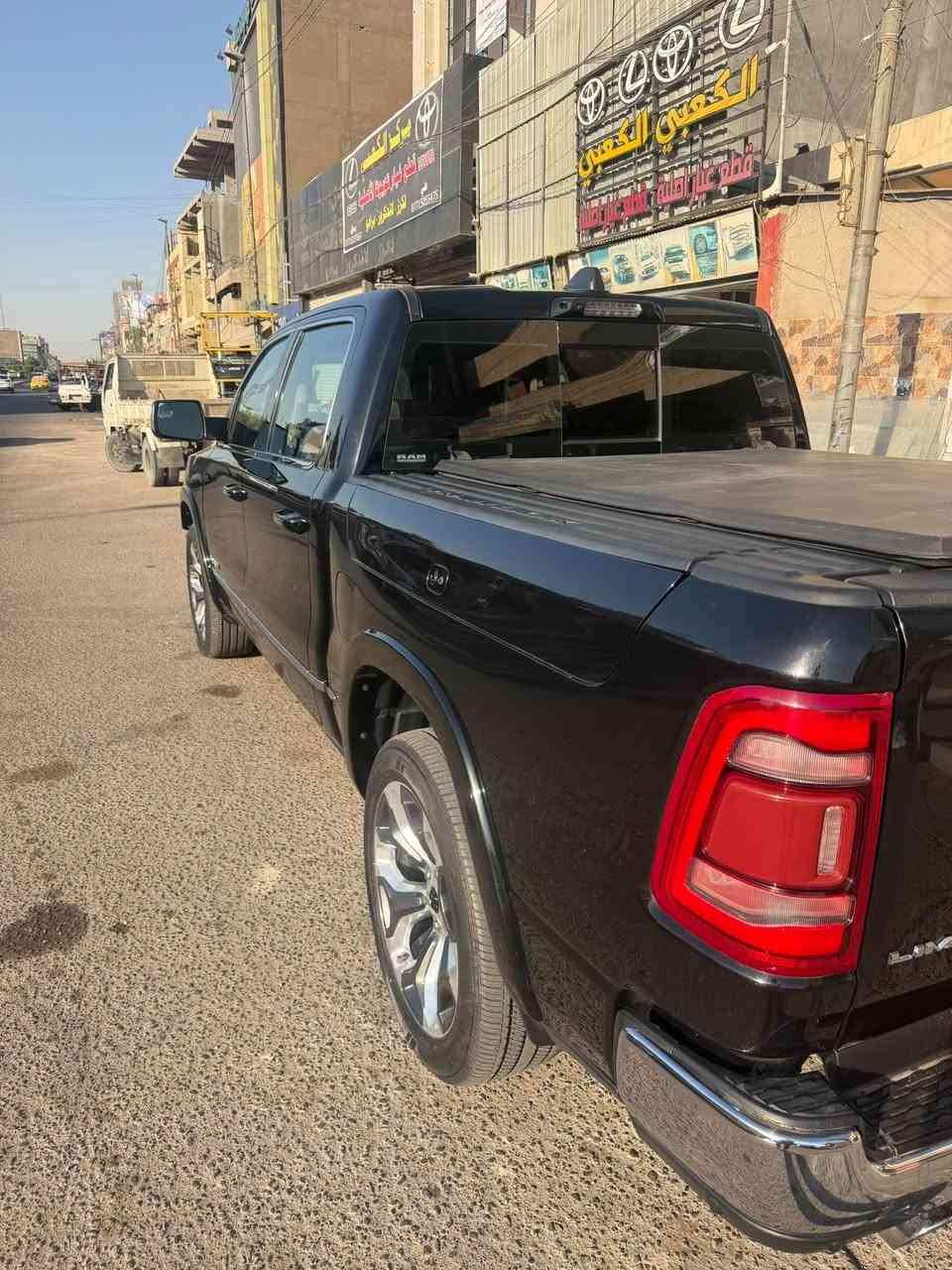 دوج رام 2021 لمتدد اعلى فئه ( خـليـجـي )
رام بوكس جنط جانبية 
م خليجي  وكالة هارلم رقم اربيل

 بأسمي مكفولة كفاله عامه فول مواصفات 

السعر  420 $

دوج رام 1500 لمتد 

الموديل 2021 . (خليجي) . 

العداد :  77 الف 

المحرك : V8 5.7L .

بصمات 

المواصفات :

* دفع رباعي 4x4. فور ويل

* رادار تفاعلي مع مانع تصادم. 

* نقطة عمياء. 

* تحذير الخروج عن المسار.

* 5 كاميرات (360) درجة. 

* لوحة القیادة دیجیتال.

* استطفاف ذكي (اوتوپارك).

* دوسات جانبية كهربائية.

* المصابيح الأمامية زنون.

* كشافات الضباب زنون. 

* المصابيح الأمامية والمصابيح الخلفية LED. 

* دخول ذكي (بصمة). 

* تشغيل عن بعد.

* مقاعد من الجلد الفاخر. 

* المقاعد كهربائية مع ميموري.

* المقاعد الأمامية تبريد وتدفئة. 

* المقاعد الخلفية تبريد وتدفئة. 

*الستيرن تدفئه 

* شاشة كبيرة 12 أنچ.

* نظام ملاحة نفكيشن GPS.

* حساسات امامية وخلفية.

* سقف بانوراما.

* مانع تصادم خلفي. 

* مكيف خلفي.

*محدد سرعة.

* ويل كروم قياس 22 انج.

* مرايا كهربائية جانبية من الكروم قابلة للطي كهربائيا.

* شاحن موبايل لاسلكي (واير ليس).

* الشباك الخلفي كهربائي. 

* المرايا الجانبية تدفئة. 

* باب الصندوق كهربائي.

* غطاء من الجلد للصندوق الخلفي .

*رام بوكس (صناديق تخزين جانبيه)

* امكانية تعديل ارتفاع دواسات البنزين والبريك.

* هاند بريك كهربائي.

* جوبلسات جگات تصعد وتنزل 

* حساسات امامية. 

* حساسات خلفية. 

* مرايا مع خاصية التعتيم الذاتي. 

* مساحات تخزين إضافية 

للاتصال    *********** 
***********0 

مكان السياره بغداد  حي البنوك
