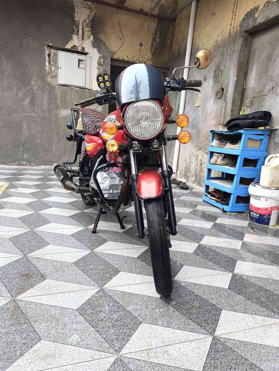 بوكسر موديل 21 نظافة مثل ماتشوفها مفوله محركها خير من الله وما مفتوح كهربائيات كلها شغاله لايتات بيها 6 ثنين بومه وثنين عدسه واحد لايت رئيسي واحد لايت كبير مربع مكاني (الكوت _الاحرار _ناحية فدك) رقمي ***********
