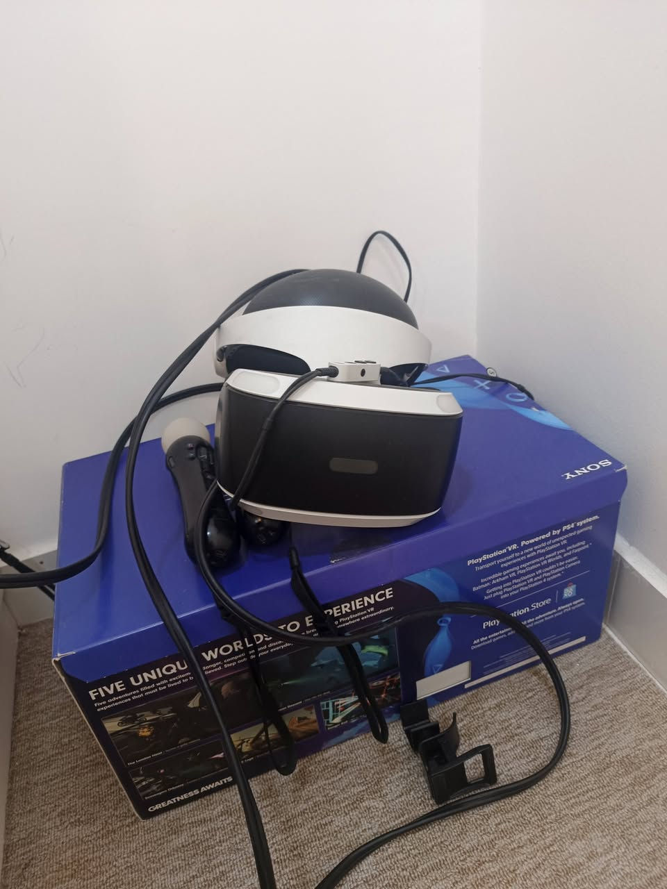 VR كامل وشغاله النضاره ونضيفه بس مدخل اليوسبي عطلان بس تبدله بل بلي الصغير مالها وبلي فور يدات ثنين وشواحن وأقراص  FIFA 21 god of war 2018 للتواصل ***********واتساب
