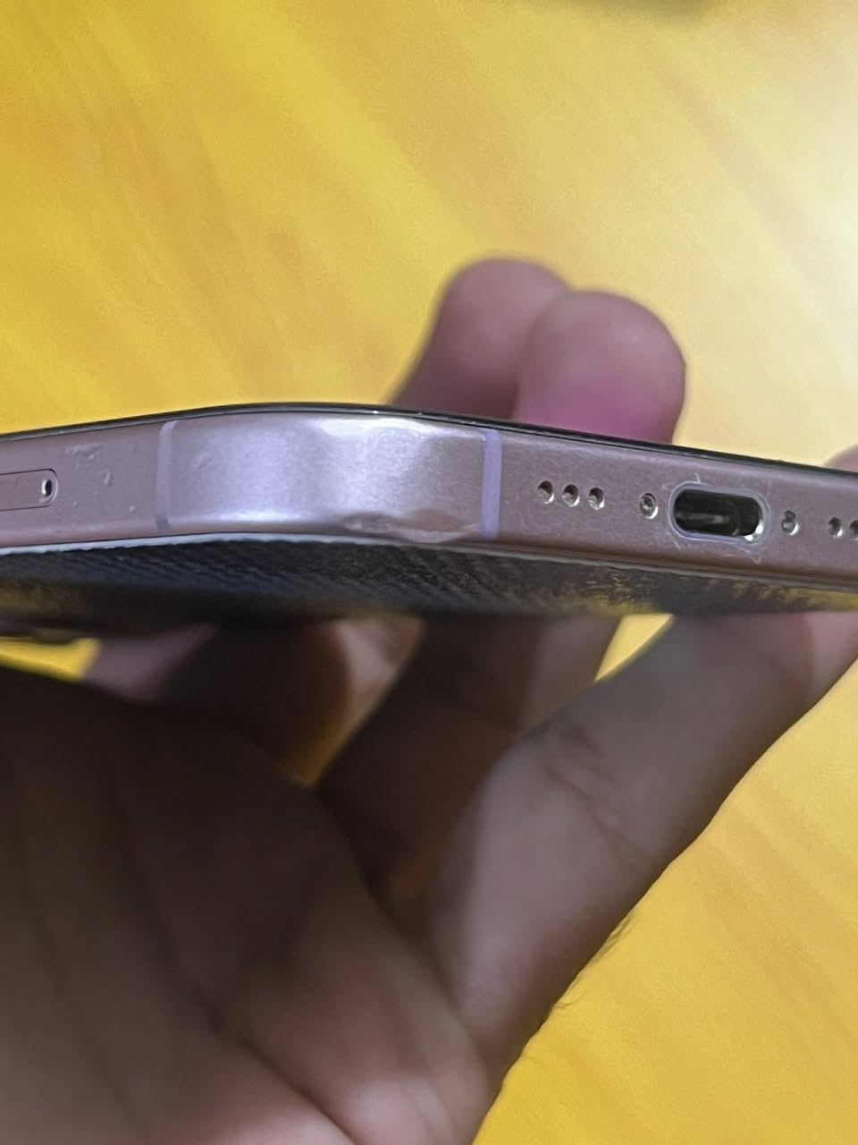 ايفون ١٥ عادي مكفول من الصيانه والفتح
شرق اوسط عربي
ما مفتوح ولا مبدل بيه قطعه 
بطارية ٨٠٪؜ 
ذاكره ١٢٨

مكاني واسط الكوت 
يوجد توصيل
السعر ٥٨٠ الف
للتواصل واتساب ***********
