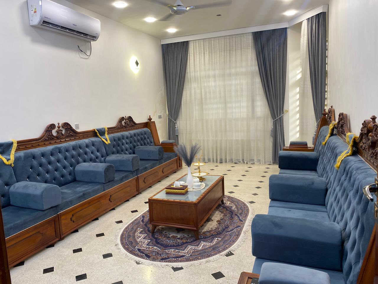 السلام عليكم شباب بيت للبيع المساحة 300 متر 180بناء 120 حديقة  طابو زراعي قرار 25 البيت. مع الاثاث منطقة الكرغولية جسر ديالى الجديد الاتصال ***********
