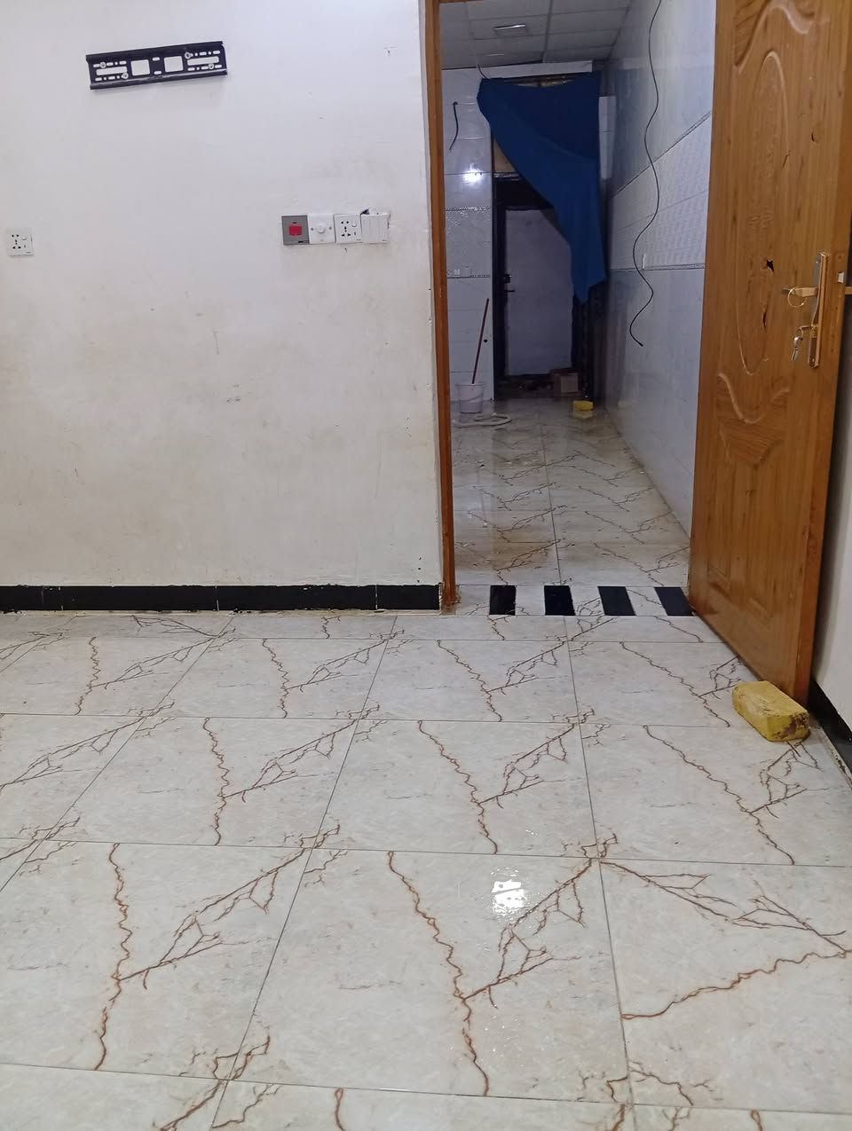 السلام عليكم ورحمه الله وبركاته 
رفع المنشور ببركة محمد وال محمد 🤲 
بيت للبيع مقابل قرية الغدير شارع المطحنه 
عمود 282
المساحه 55متر زراعي سند 25
بناء البيت صب كونكريت الأساس والسقف المحتويات مطبخ وصاله غرفه مكشوفه صحيات 
البيت فارغ ونضيف وجاهز للسكن 
الجيران سنه كاعد يمهم خير من الله يمك معلمه ويمكن محامي ويمك منتسب ويمكن جيران وضاجو من ردت ابيع اختار الجار قبل الدار 
والله يوفق الياخذه أن شاءالله 🤲 
محتويات مع البيت 
تانكي ماء 
كيزر 
مغسله 
خط مولد 
انترنيت منضومه بس روترك تجيبه
حنفيات كامله 
نقط كامله 
كهرباء كامله أن شاءالله 
السعر 22وبيه مجال للشراي  أن شاءالله 
للاستفسار الاتصال او مراسله وتساب 
***********
***********
احمد ابو عباس
