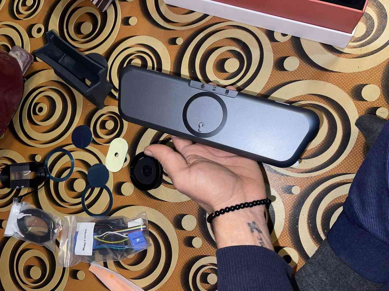 شاشه جبيره بلاديه ولامشدود كلش وثكيله هواي  كل التحكم بيها وكار بلي بيها السعر 190.  ٠  ***********
