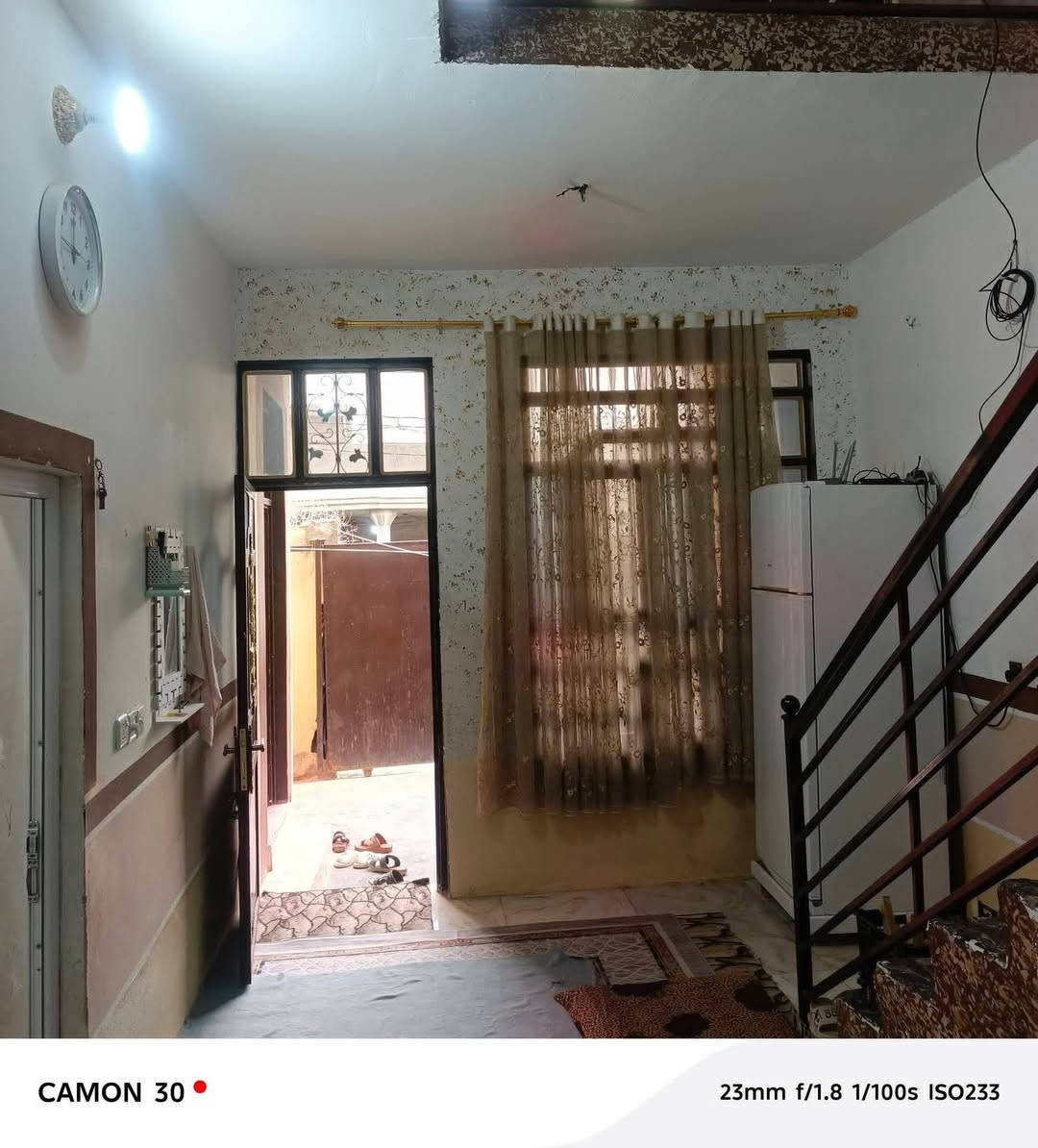 للبيع او مراوس بيت في كنسوريتكون من استقبال 6*4ومطبخ وصالة كبيرة وغرفتين نوم 4*4للاستفسار ع الصفحة أو ع ***********
