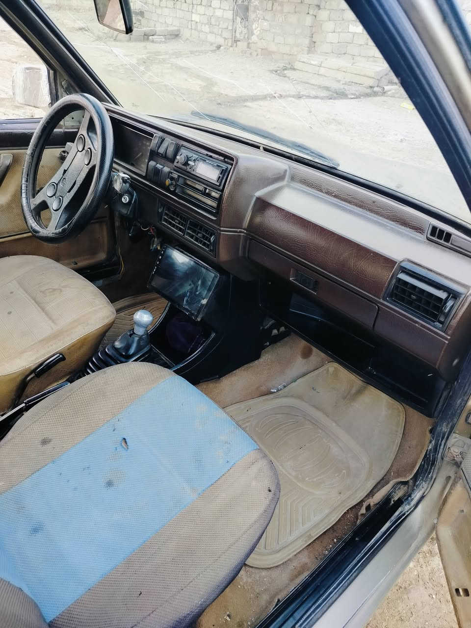 جيته موديل 89سنويه خضره ورقم الماني مصبوقه جماليه فقط  كاربون بانزين بيه  محرك03 السعر20وبيه مجال شرط لاكلب ولا تكي ***********        ***********
