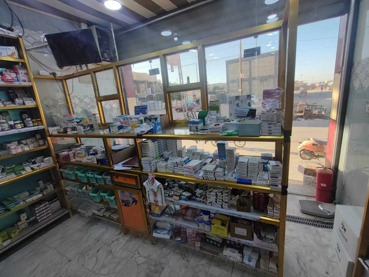 السلام عليكم
رفوف وميز امامي كامله ونظيفه مستعملات للبيع عدد 11 قطعة اكو بعد 3 رفوف عموديه مامصورهن
*********** واتساب
