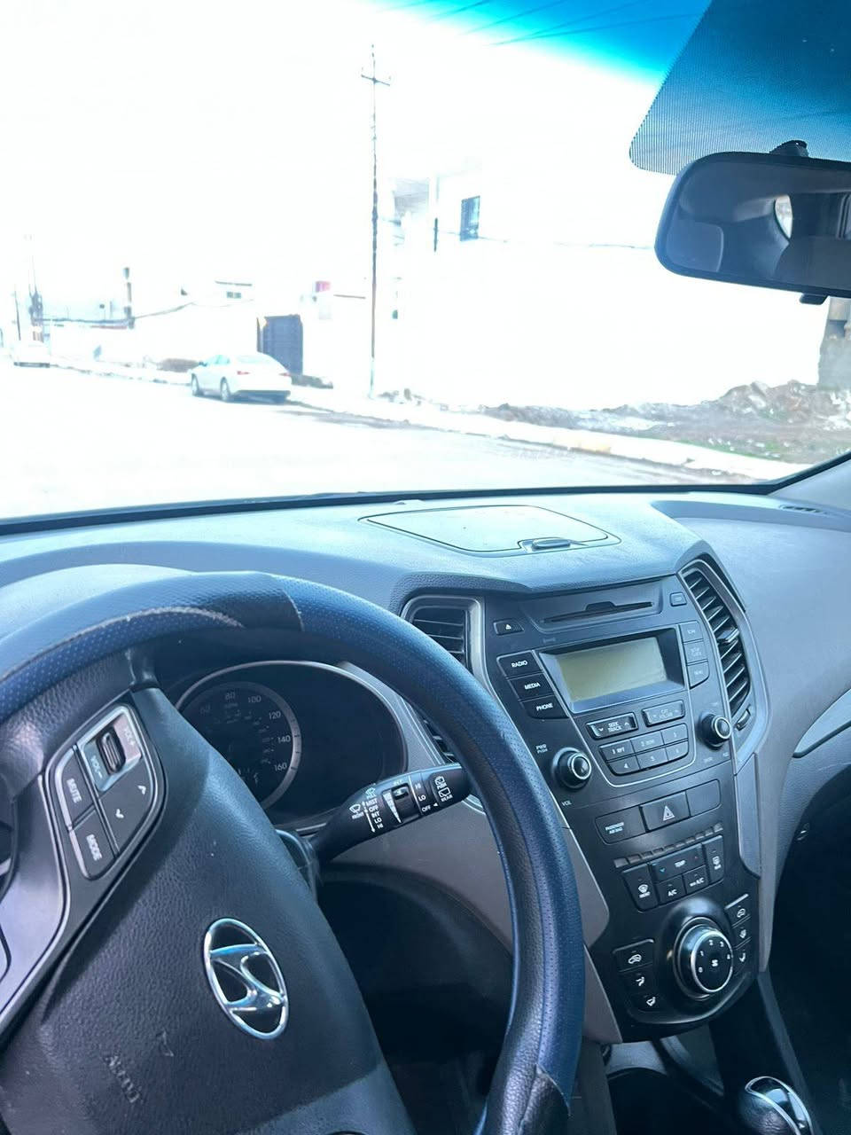 السلام عليكم
سياره سنتافي 2016 
وارد امريكي ضرر بونيد و باب السايق رقم اربيل شرط التحويل
و رهم مراوس حسب القناعه  
السعر : 145 
رقم الهاتف :***********
