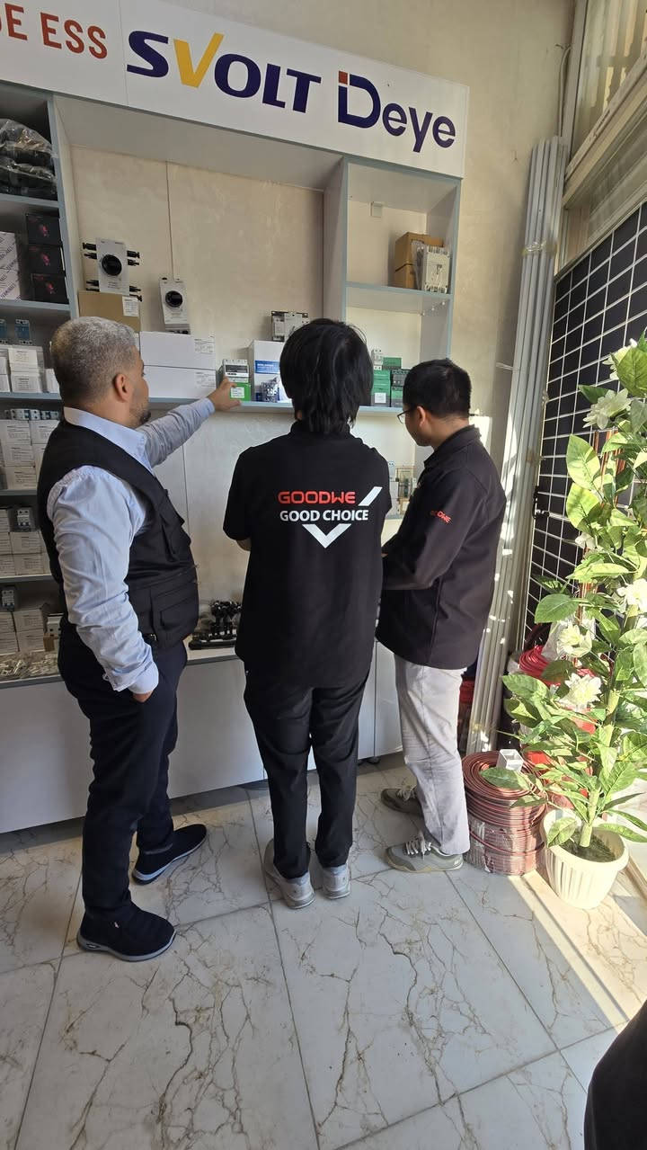 الديوانيه تستاهل الافضل ...
زار مكتبنا المتواضع الفريق التقني الصيني لشركة GOODWE الرائدة في صناعة انفيرترات الطاقة الشمسية و بطاريات الليثيوم لغرض الاطلاع على أعمالنا المنفذه و ملحقات الطاقه و الحمايات و كان الحديث عن مستقبل الطاقه الشمسيه في الديوانيه.
ولله الحمد أبدى المهندسين الصينين اعجابهم بتنفيذنا و تركيبنا للمنظومات و الحسابات التي نعمل بها.
لطلب منتجات GOODWE في محافظة الديوانية من وكيلهم الحصري شركة تاج النجوم.
*********** م.زيدون البعاج
*********** م.حسنين البعاج
*********** م.عقيل العقابي
