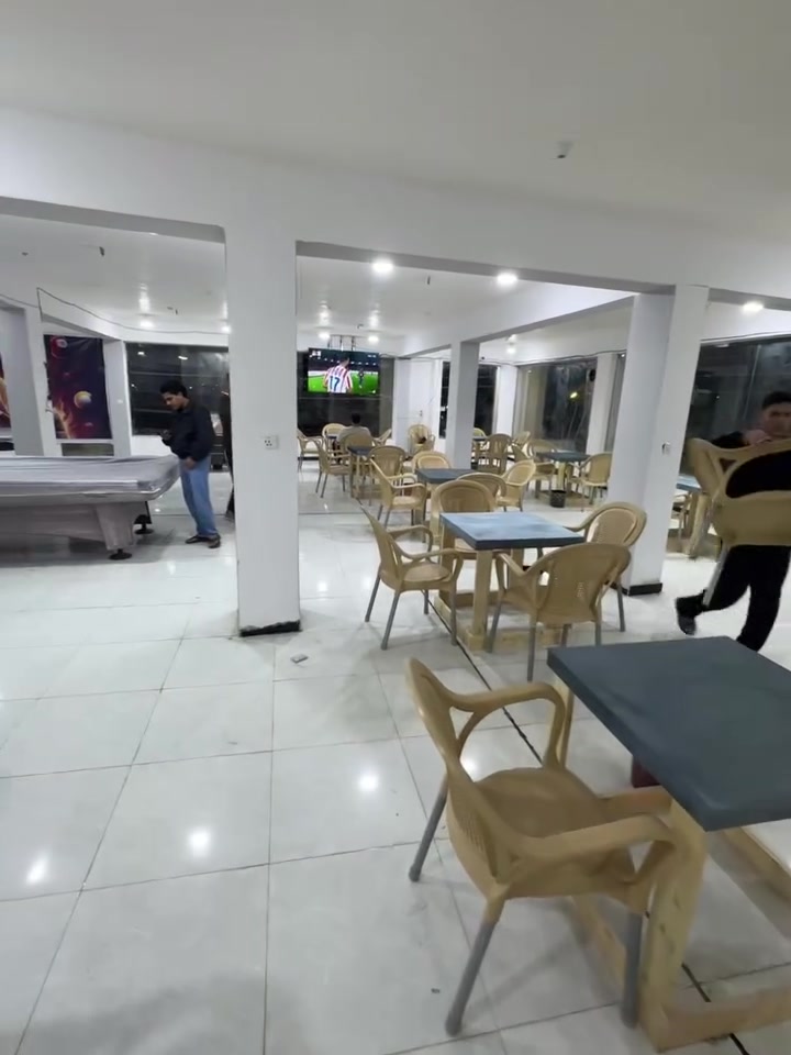 كراسي عدد ٦٥
نراكيل طه سنفور عدد ٢٠
مشعل عين وحده 
مشعل ابو ٢ عين 
عارضات عدد١
ومجمدة عدد ١ 
طفايات حريق 
ميز دومنه ورق ١٣ ميز 
بوسترات بليارد
سنك عدد ٢
ميز مترين  مال نركيلة عدد ٢
ميز  مترين خشب 
مبردات ضخمة عدد ٢
شاشات هيسن ٧٥ و٥٥
منظومة صوت 
راوتر وملحقاته بور بوينت
ملاحظة ميوزة البليارد انباعت 
***********
