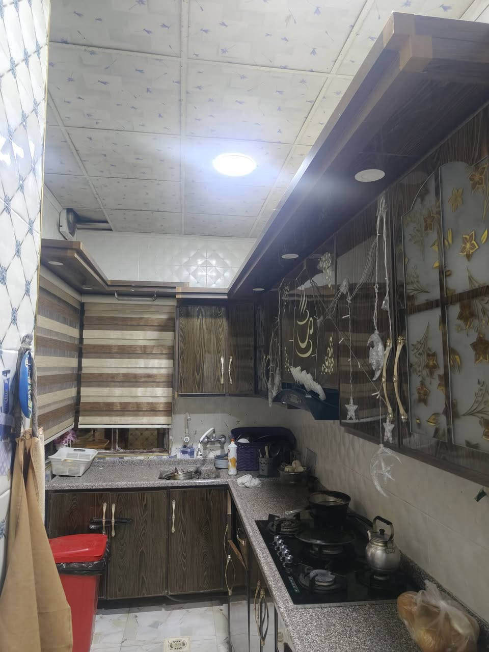 السلام عليكم بيت 100 متر جمعيه زيونه الثانيه قريب على حي سومر  بيت مكون من غرفه هول واستقبال مطبخ صحيات البيت بي كرت مال بلديه السعر 70 بي مجال الاستفسار اتصل على الرقم//***********
