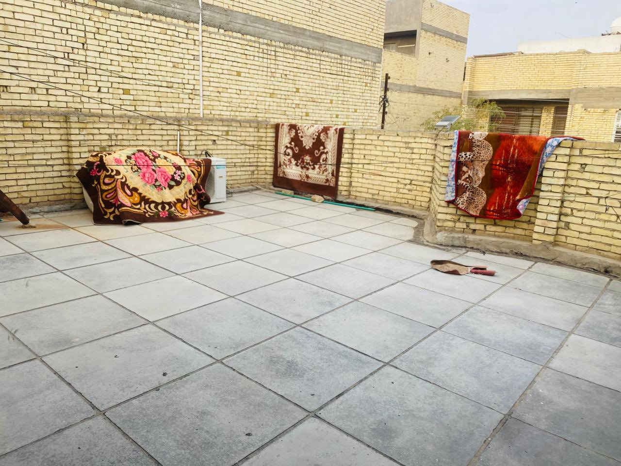 سلام عليكم دار للبيع المساحه 200 متر طابو زراعي سند 25 واجهه 8 نزال 25 يحتوي على كراج وحديقه استقبال 7*4 مطبخ 5*4 صاله 6*5 ويحتوي 4غرف نوم صحيات 3 مع سطحين البيت كامل عدا الواجهه العنوان بغداد الامين الثانيه قرب نادي الكهرباء الرياضي كاع بيت غلام استفسار اتصال او وات ساب او خاص *********** ابو علي
