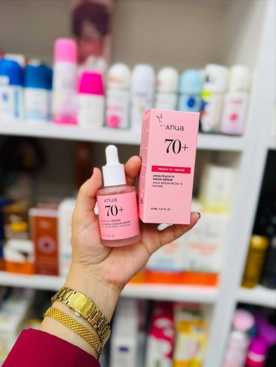 ✨سيروم انوا الكوري Anua Peach 70+ Niacin  للعناية بالبشرة مصمم خصيصاً للمساعدة في تفتيح البشرة الباهتة، توحيد لونها، وترطيبها بعمق. يحتوي السيروم على مكونات نشطة رئيسية مثل النياسيناميد (فيتامين B3) ومستخلص فاكهة الخوخ. 
✅الفوائد :-
✔️ يحتوي السيروم على 70% من مستخلص الخوخ وثلاثة أنواع من حمض الهيالورونيك وفيتامين B12، مما يوفر ترطيباً فورياً ومكثفاً للبشرة.
✔️ يساعد النياسيناميد بنسبة 5% في تقليل ظهور فرط التصبغ والبقع الداكنة وتفاوت لون البشرة، مما يمنحها إشراقة صحية.
✔️ يعمل "مركب زبادي الخوخ" (Peach Yogurt Complex)، الذي يحتوي على مستخلص زهرة الخوخ وبيتائين ساليسيلات، على تقشير البشرة بلطف وإزالة خلايا الجلد الميتة وتنقية المسام، مما يجعل ملمس البشرة أنعم.
✔️ تركيبته خفيفة وسريعة الامتصاص ولا تترك طبقة دهنية، مما يجعله مناسباً للبشرة الجافة والدهنية والمختلطة والحساسة والمعرضة لحب الشباب.
✔️ السيروم غني بالفيتامينات ومضادات الأكسدة التي تساعد في حماية حاجز البشرة من العوامل البيئية الضارة وتعزيز تجدد الخلايا.
#الاصلي المنشأ كوريا 🇰🇷
يوجد لدينا توصيل الجميع محافظات العراق✔️✔️


**إذا كنت صاحب هذا الإعلان وتريد حذفه لأي سبب، رجاءا أرسل رسالة إلى الدعم الفني**
