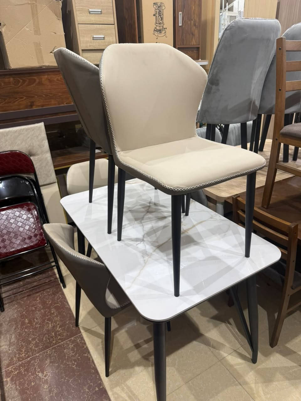 معرض صلاح آلدين للأثاث المنزلي للجمله والمفرد 
وصول ميز طعام مرمر 4كرسي جلد رجل حديد ثقيل 
درجه اولى يتحمل أوزان ثقيله بسعر جمله 
0***********
العنوان تكريت الزهور مقابل كليه تربيه البنآت مجاور تانكي المآء قرب غصن الزيتون
