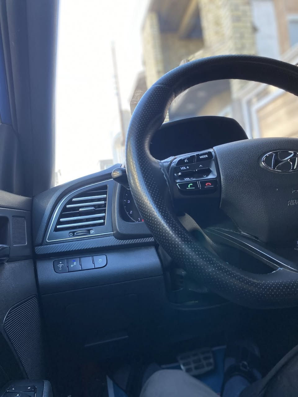 السلام عليكم اخوان 
النترا ٢٠١٨ سبورت انتفنتي 
السياره كلين مكفوله من الحادث فقط بيها بارد بسيط على كد اصبعين ولا مبين وصبغ دعاميات اماميه وخلفيه 
وارد امريكي 

المواصفات 
حساسات إماميه وخلفيه 
فتحه 
بصمه 
بصمة ابواب 
كشنات جلد مطرز احمر 
كير dct دبل كلج ٨ نمر 
دوسات نيكل 
تبريد تدفئة 
التبريد منفصل 
الشاشه تدعم كار بلي منافذ شحن اثنين 
فول تحكم ستيرن 
شاشة اعطال 
تدفئة كشنات 
رادارات جانبيه 
الجامه الخلفيه عاكسه للضوء والمرايه الخلفيه هم كذالك 
الستيرن حرفD
اللايت عدسه ليد 
البكلايت كذلك 
وبعد هواي مواصفات تجي وتشوف بعينك 

السياره على ايدي صار سنه ونص جنايها

السعر ١٤٥ وبيها مجال للطيبين 
المكان الدوره البوعيثه 
***********
