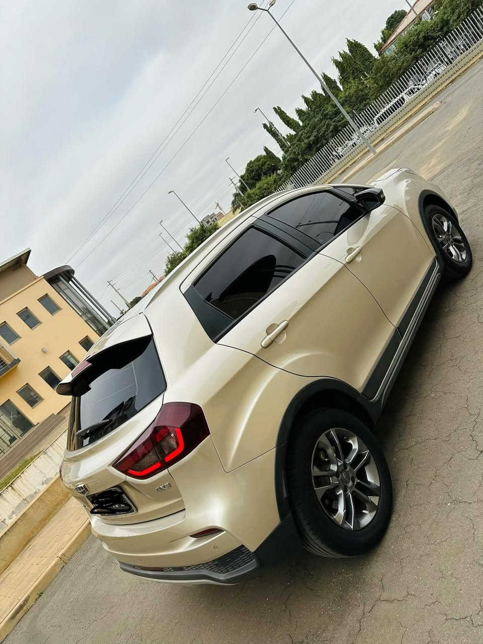 *GELLY GX3 PRO FULL*

🔥 *Preço:11.850.000KZ  (Negociável)*
📍 *Localização: Talatona*
WhatsApp e chamada 931564050

- Galp Gasolina 
- Motor Selado 
- Caixa automática 
- Ignição  start 
- AC top 
- câmera de re
- Teto solar 
- Tela multimédia 
- Lote 5
- 36 mil km
- Bancos em couro 
- Estado impecável 
- Pintura de origem 

Negócio sem curvas Luanda, Angola


**إذا كنت صاحب هذا الإعلان وتريد حذفه لأي سبب، رجاءا أرسل رسالة إلى الدعم الفني**