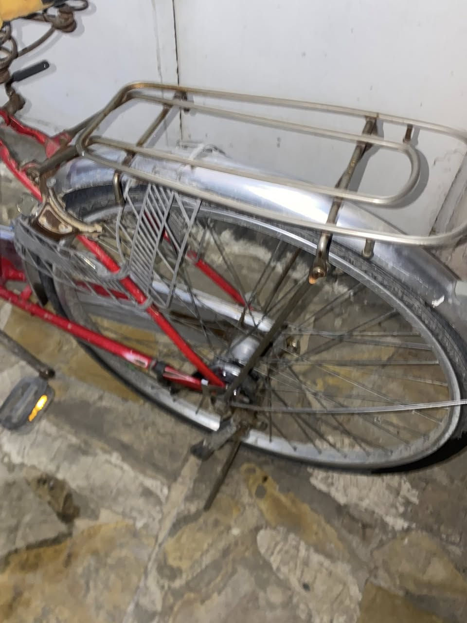 السلام عليكم بايسكل 🚲بطة للبيع  لون احمر🔴ما بيه نقص ولا برغي نقص فقط قمچي مال بريك    امامي بريك خلفي شغال بلمكان قفل  البايسكل شغال وبيه مفتاح    البايسكل يخبل ولون مميز 
السعر ٧٠ وبيه مجال       المكان بغداد الجديده   قرب الملجأ للاستفسار  رقمي ***********
