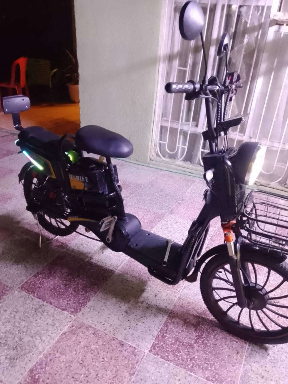سلام عليكم باسكل🚴 شحن للبيع 
المواصفات 
لون اسود ⚫
يشحن بلبايدر وبطاريه
بي سماعات ويربط البلوتوث
ضوء ثلجي☃️🗻
اشاير يمنى يسرى 
بي 4بطاريات 🔋
ما مستعمل أقل من شهر واستعماله قليل 
الباسكل كلش نضيف تعال وفحص بيدك
العنوان حله حي الامام علي قرب شارع المطبات 
سعره 400 وبي مجال وبيك خير وتدلل 
الاستفسارات الباقيه علئ الخاص 
الرقم*********** بي واتساب فقط📞
الثاني/ *********** بي واتساب واتصال📞
