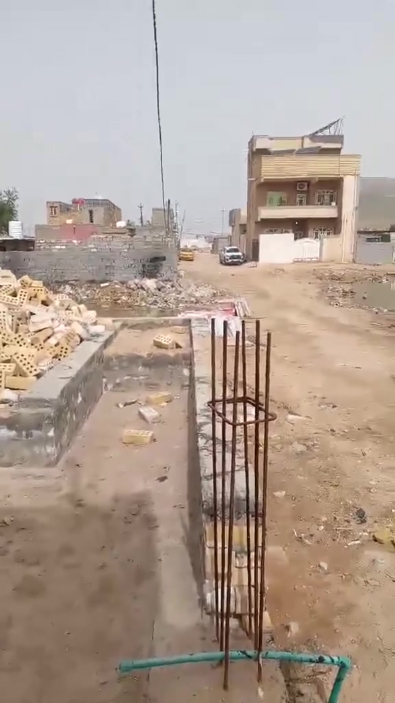 قطعه للبيع بمساحة 400 متر سند 25 اقرار محكمه تحتوي على بتلو بمساحة 200 متر العنوان طريق كربلاء بابل خلف جامعة كربلاء فريحه تبعد عن طريق الزوار 500 متر وعن مركز المدينة 4 كيلو السعر 115 مليون قابل للتفاوض للأستفسار اتصال *********** / ***********
