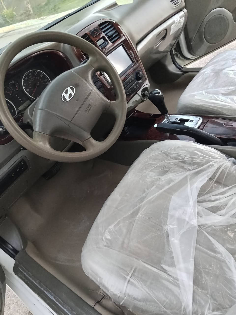 سوناتا  2004 ماشيه240 حقيقي 6 سلندر 2700
للبيع ب75 قفل قفل او مراوس النترا او افانتي او سوناتا 2007 
*********** 
ديالى بعقوبه 
سياره على ايدنا جاهزه من كلشي وعلى وضع شركه وحمد لله كلشي شغال بيها 
ابيض صدفي صبغ درجه اولى 
امريكي ليبل واحد بدون ضربه ولا حتى بارد 
سياره بلاديه سنويه 29 بغداد بسمنه 
صبغ عام جماليه 
 مكينه جديده شد جديد 
كير كفاله صدر امامي خلفي جديد 
تخم تاير جديد 
تبريد ثلج ثلج ماشاء الله 
المواصفات 
فتحه سقف 3طكات 
اريل كهربائي 
سنترلوك دبل سويج 
منفذ شحن صندوك 
ويل17 بلادي
شاشه كامره 
تقفل على 20 سرعه 
نضام ABS 
ايرباك 4 
مثبت سرعه
