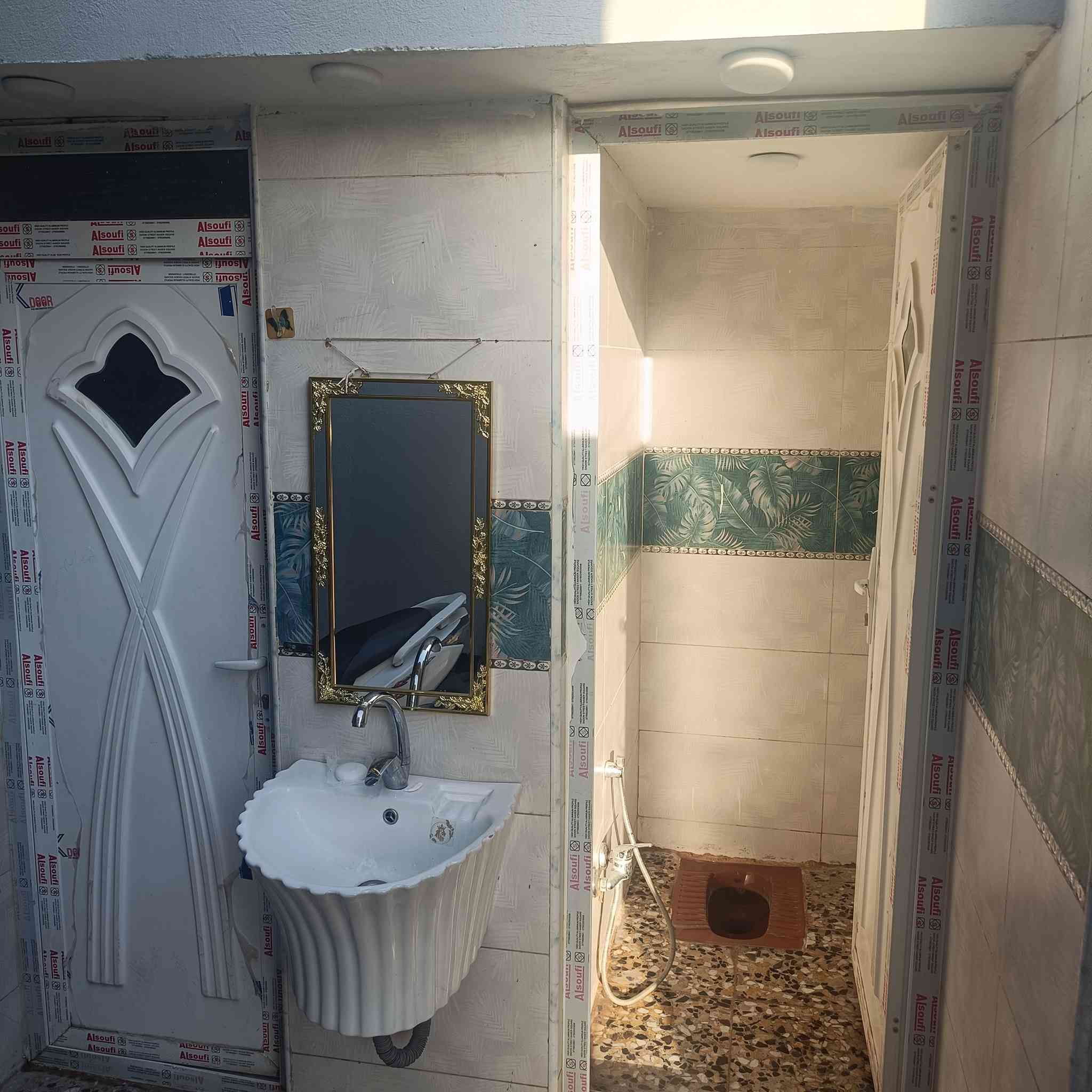 السلام عليكم بيت 100 متر للبيع
واجهيه، 4 و نص نزال 24 بناء 2024 بيت نظيف جداً،  الطابق الاول كامل و الثاني بناء صاعد للرباط ناقص فقط سقف. يحتوي بناء الاول على حمام معزول عن صحيات خارجيه، مع حمام داخلي، مع استقبال و غرفة نوم و حولي و المطبخ بداخل الترك، المكان الحسينية مسقط شارع عقيد علي و قريب على المستوصف
السعر 65 و بيه مجال قليل للخيرين
رقم الهاتف، *********** يوجد واتساب
