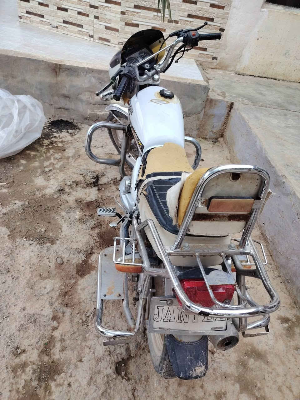 السلام عليكم موطور للبيع جني ابو الكله 2020 بعده شركه مامفتوح سلف شغال كل الاضويه شغاله ***********
