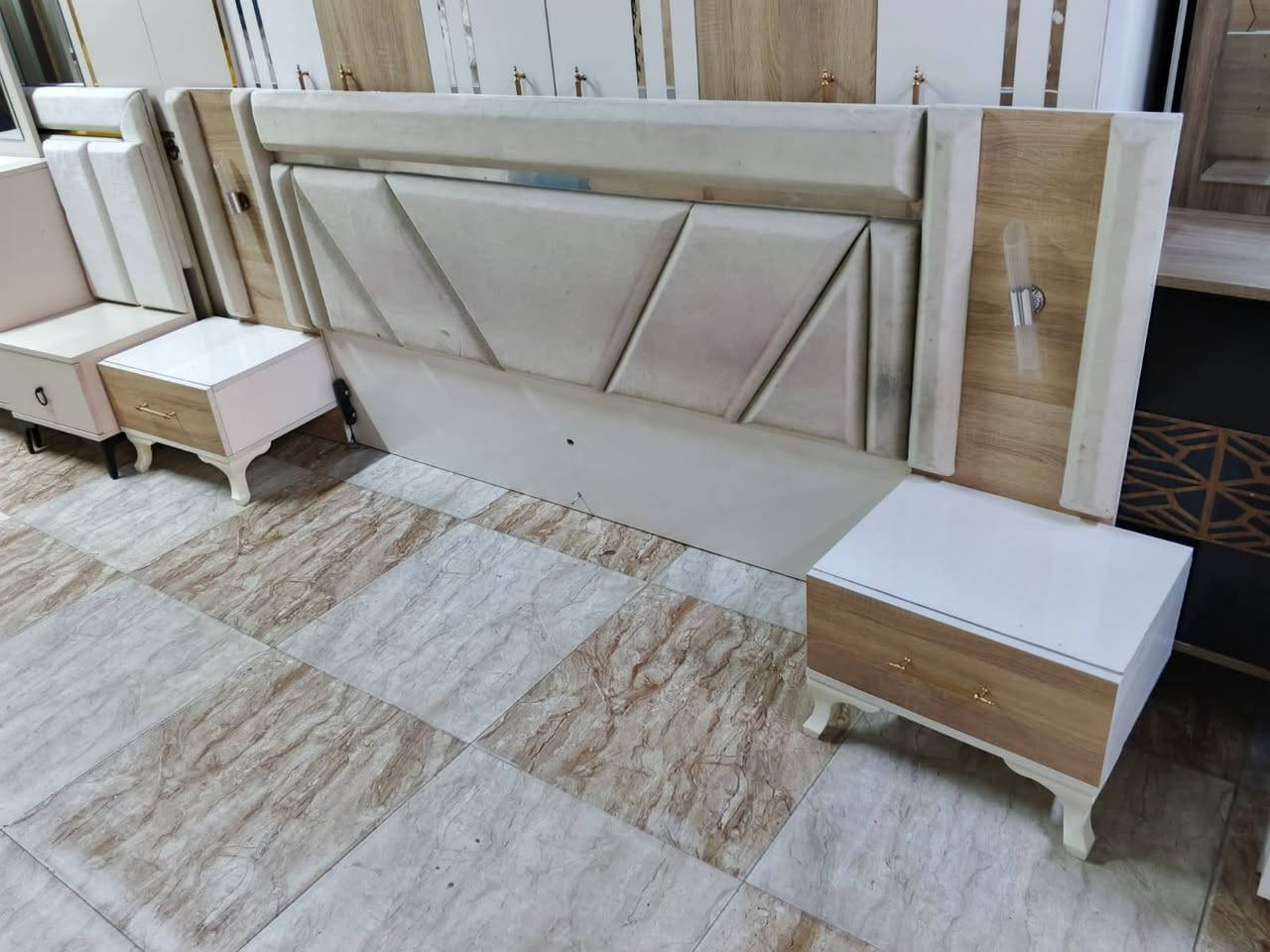 غرفة 6 ابواب ٥ قطع٣٨٠
للاستفسار ***********
